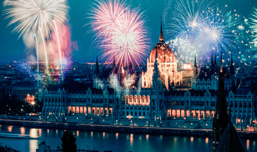 Fuochi d'artificio al Palazzo del Parlamento di Budapest