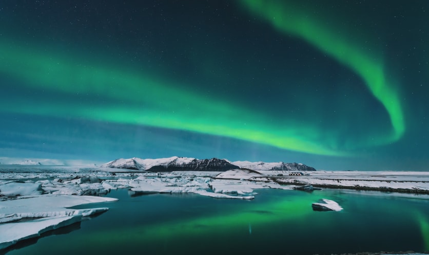 Aurora boreale nella laguna glaciale di Jökulsárlón