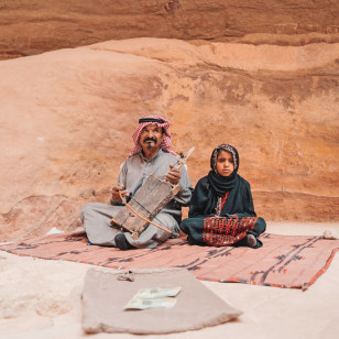Beduino suona la rababa, Petra