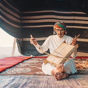 Beduino suona la rababa nel deserto del Wadi Rum