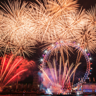 Fuochi d’artificio sul Tamigi a Victoria Embankment