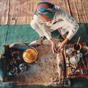 Beduino che prepara il tè nel deserto del Wadi Rum