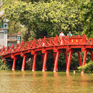 Huc Bridge sul  lago Hoan Kien, Hanoi