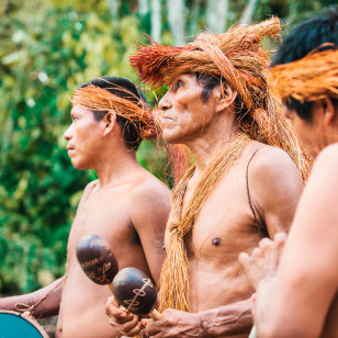 Indigeni nella foresta amazzonica