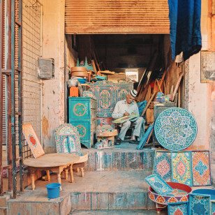 Artigiano nel Souk di Marrakech