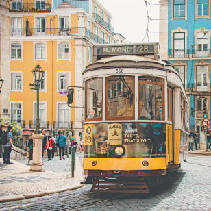 Tram giallo a Lisbona