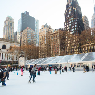 Persone sulla pista di pattinaggio a Bryant Park a New York