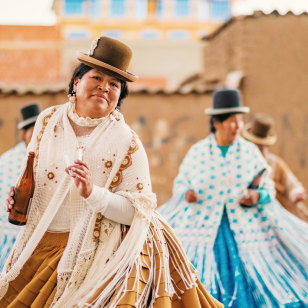 Donne locali con i vestiti tradizionali boliviani