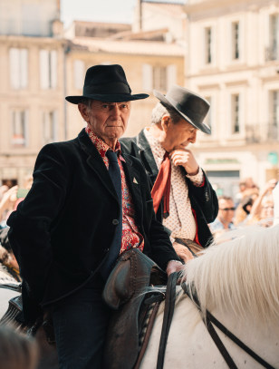 Uomo a cavallo durante un festival ad Arles