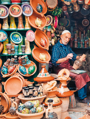 Artigiano di ceramiche a Tetouan