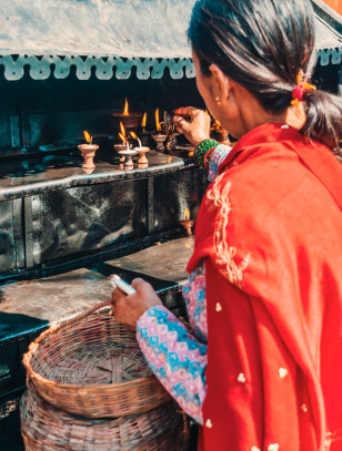 Donna buddista in preghiera, Kathmandu