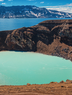 Lago blu di Öskjuvatn e cratere vulcanico Viti