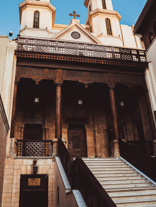 Chiesa sospesa nel quartiere Copto