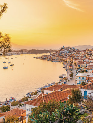 Vista panoramica di Poros al tramonto