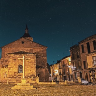 Chiesa di Santa Maria del Camino by night, León