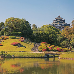 Vista del Castello di Okayama dal giardino Korakuen