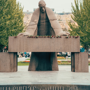 Statua di Alexander Tamanyan, Yerevan