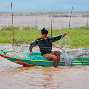 Pescatore del villaggio locale nel lago Tonle Sap