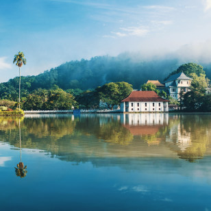 Sri Dalada Maligawa sul lago, Kandy