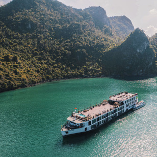 Navigazione nella baia di Halong