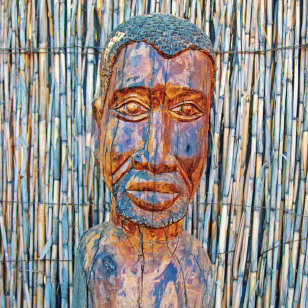 Tradizionale maschera scolpita in legno