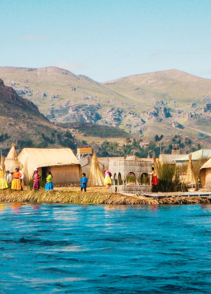Villaggio sull'isola galleggiante di Uros, Lago Titicaca