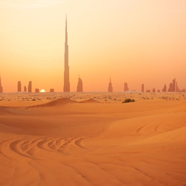 Skyline di Dubai dal deserto