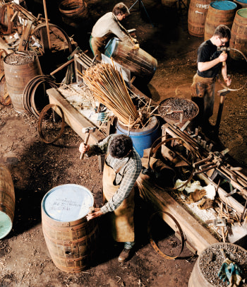 Lavoratori in una distilleria di Whisky