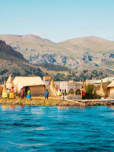 Villaggio sull'isola galleggiante di Uros, Lago Titicaca