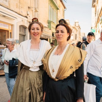 Donne in abiti tipici ad Arles