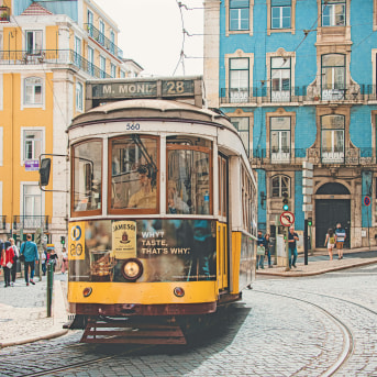 Tram giallo a Lisbona
