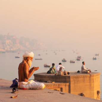Indù che prega all'alba, Varanasi