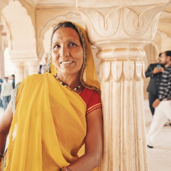 Donna con sari al Forte di Amber, Jaipur