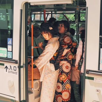 Locale in kimono sul tram a Tokyo