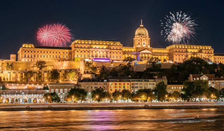 Fuochi d'artificio durante il Capodanno a Budapest