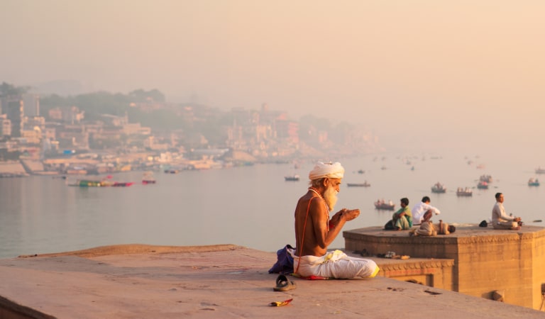 Indu che prega lungo il fiume Gange, Varanasi