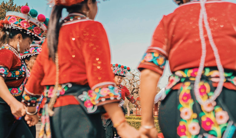 Donne locali con i vestiti tradizionali