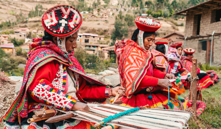Donne tessitrici della comunit&agrave; inca di Huilloc
