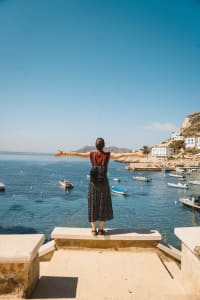 Ragazza che guarda il mare in Sicilia