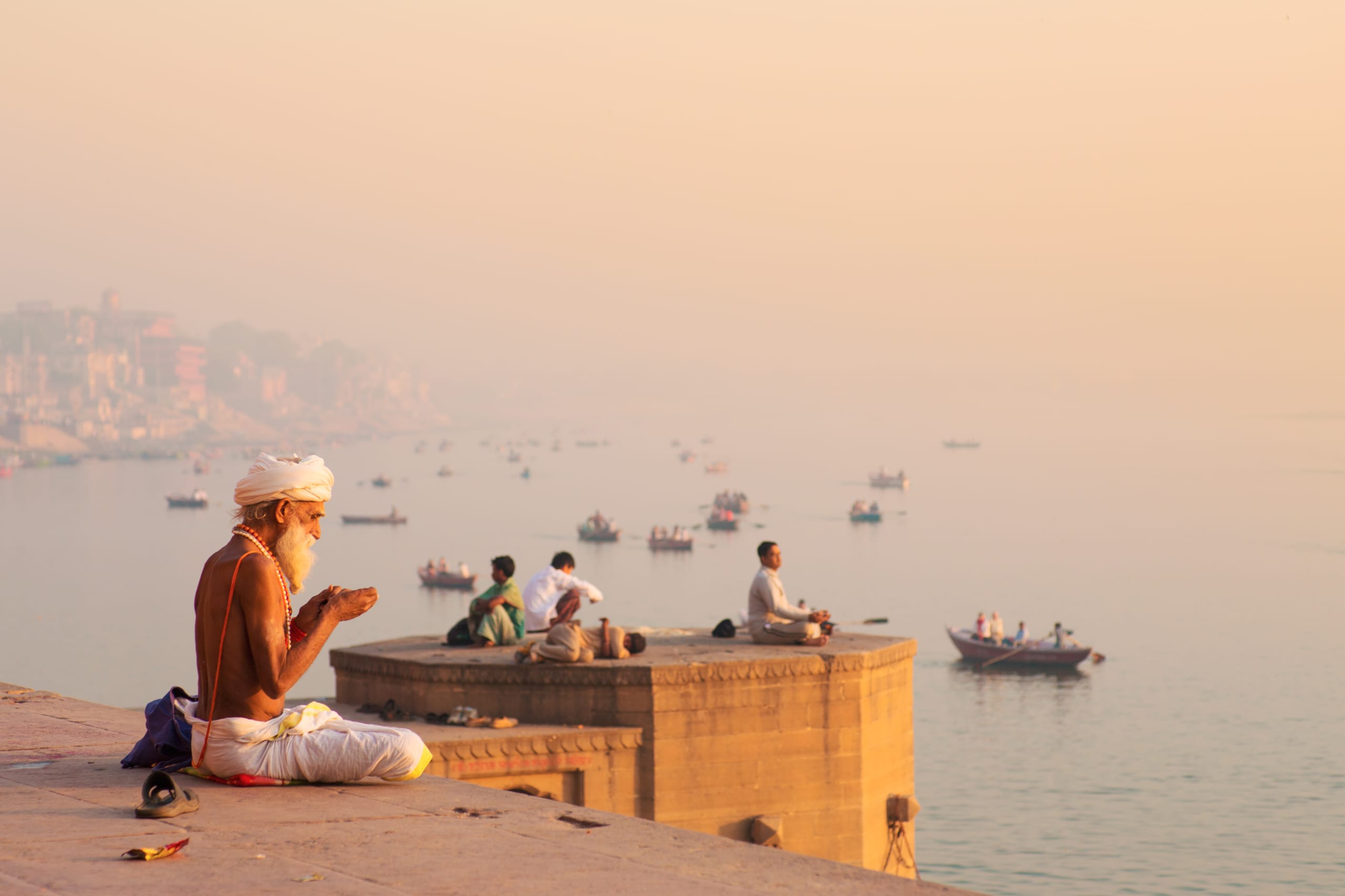 Indù che prega all'alba, Varanasi