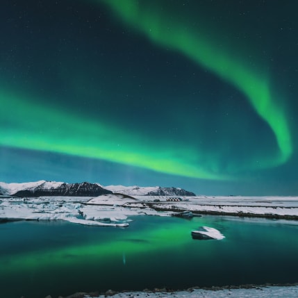 Aurora boreale nella laguna glaciale di Jökulsárlón