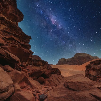 Osservazione del cielo stellato nel deserto del Wadi Rum