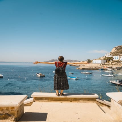 Ragazza che guarda il mare in Sicilia