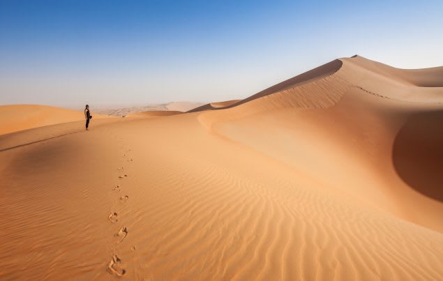 Donna nel deserto di Arabia