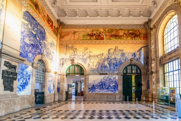 Portogallo, stazione con azulejos